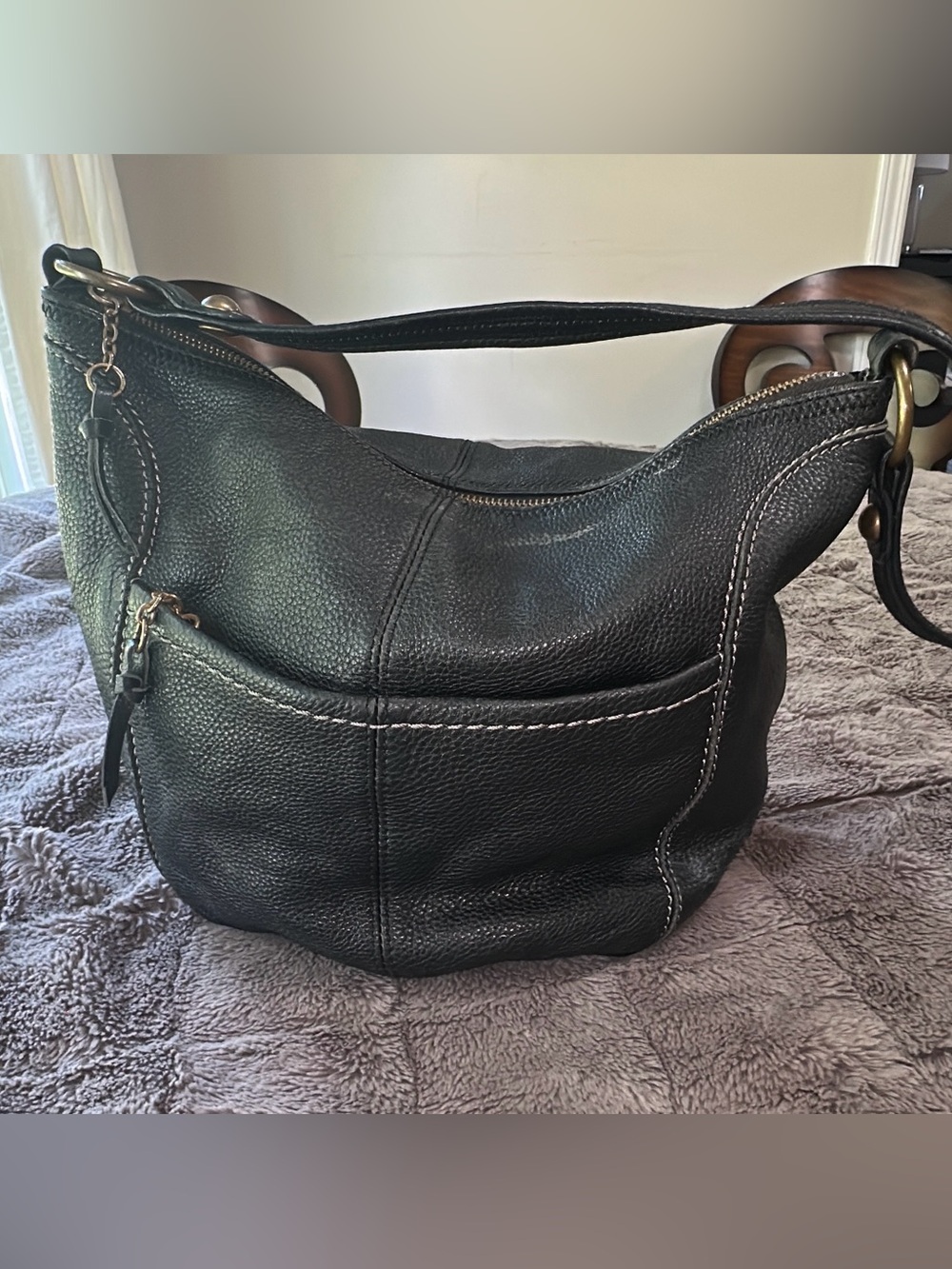 The Sak Black Pebbled Leather Shoulder Bag with Contrast Stitching (bags25)